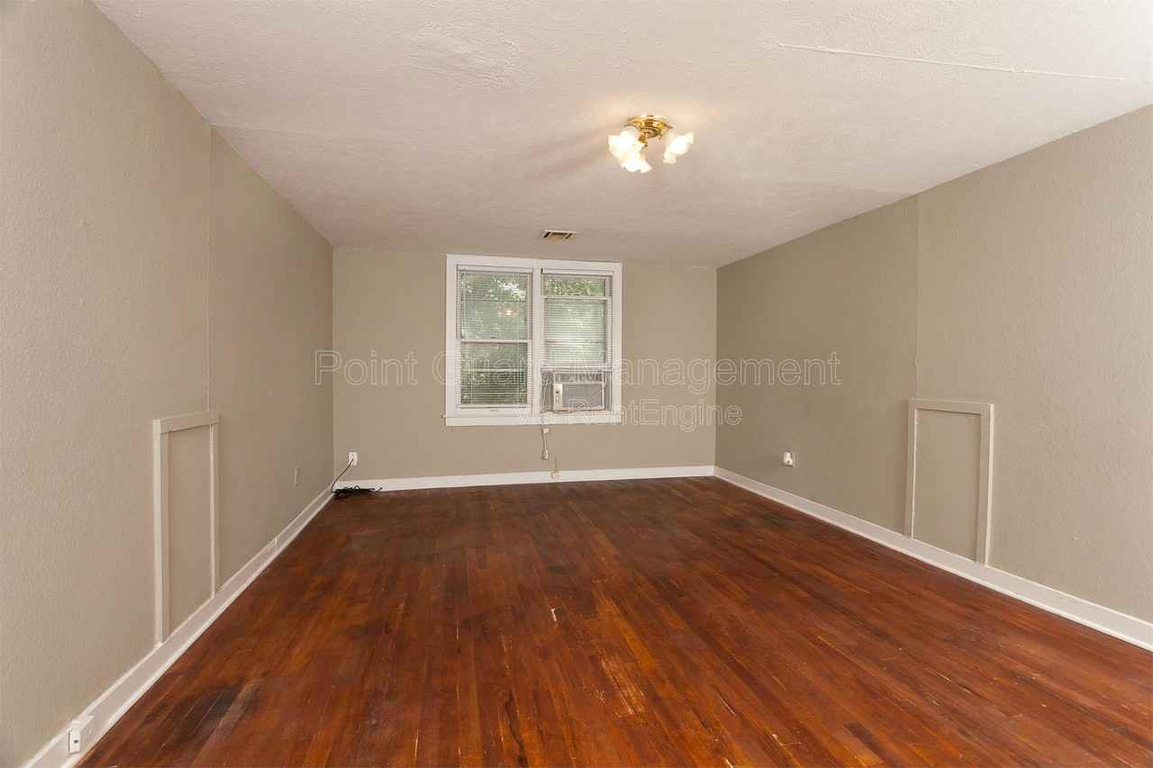 219 South Millwood Avenue - Photo 6 of 9