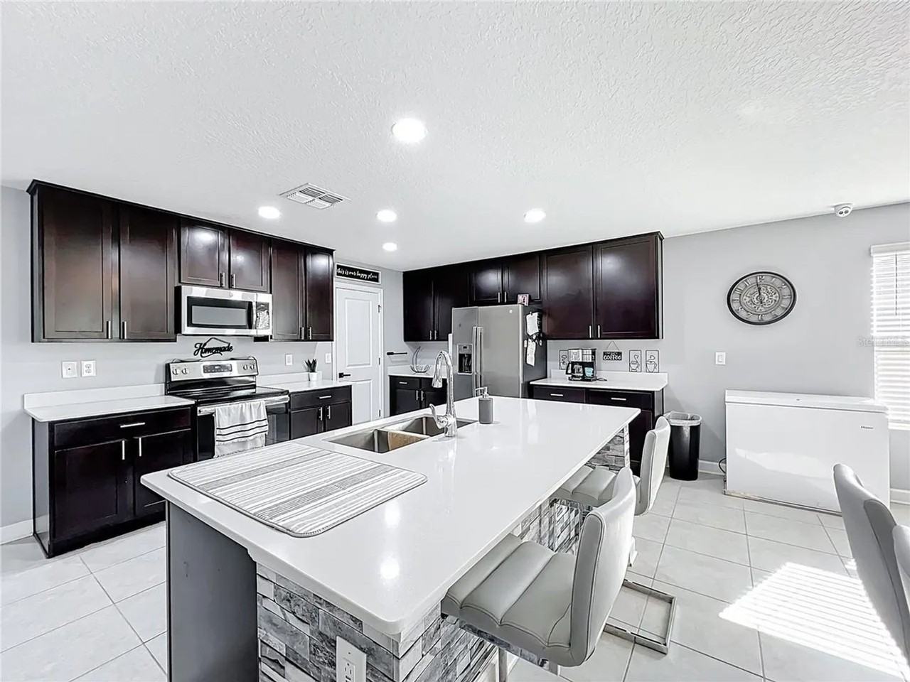 744 Simone Ct - Photo 7 of 17