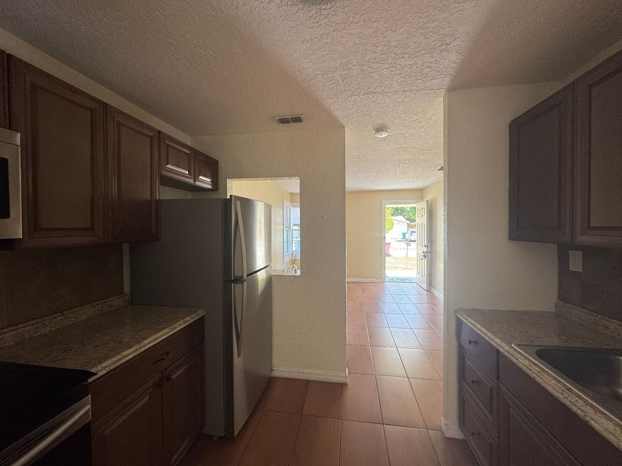 636 Columbia St - Photo 5 of 15