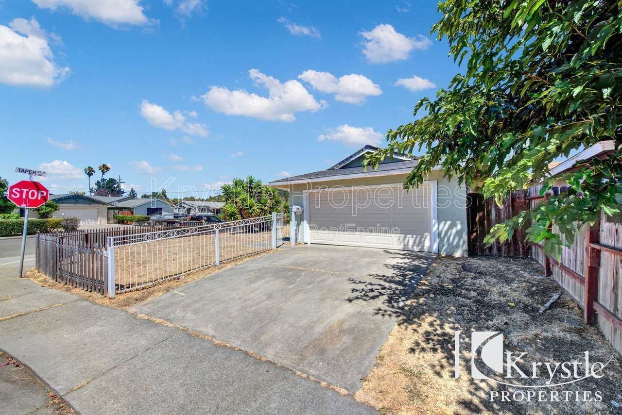 178 Janice St - Photo 2 of 18