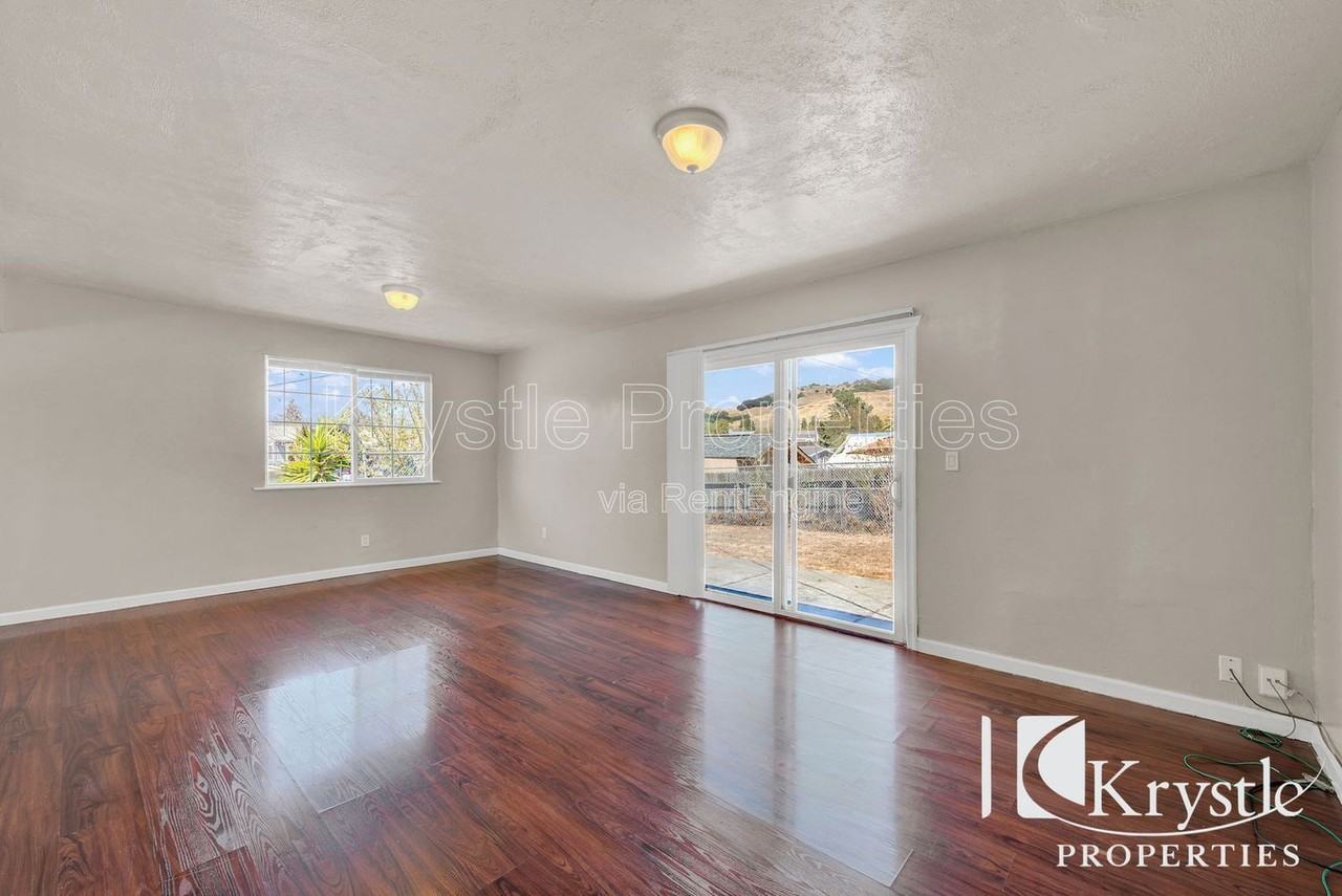 178 Janice St - Photo 3 of 18