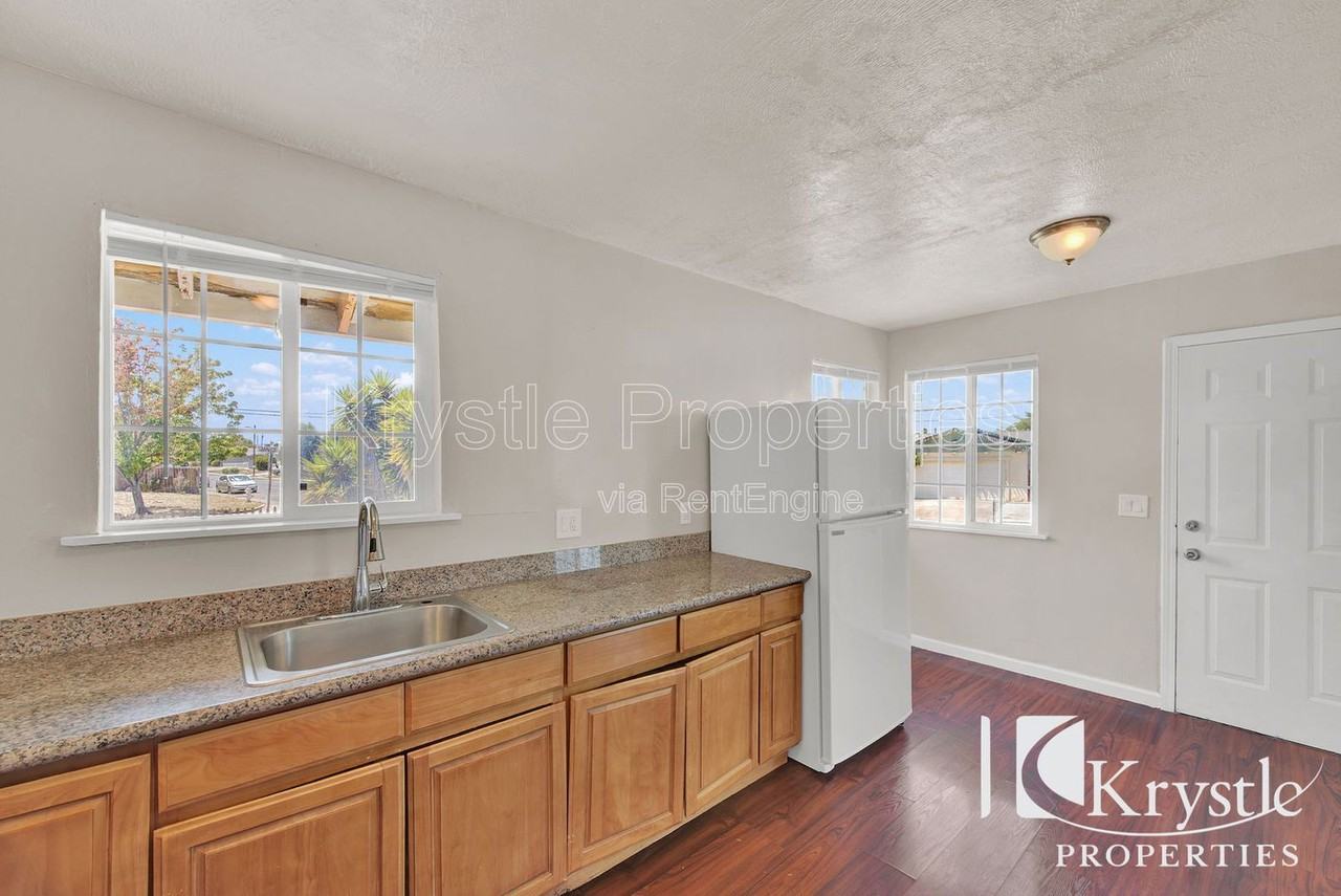 178 Janice St - Photo 5 of 18