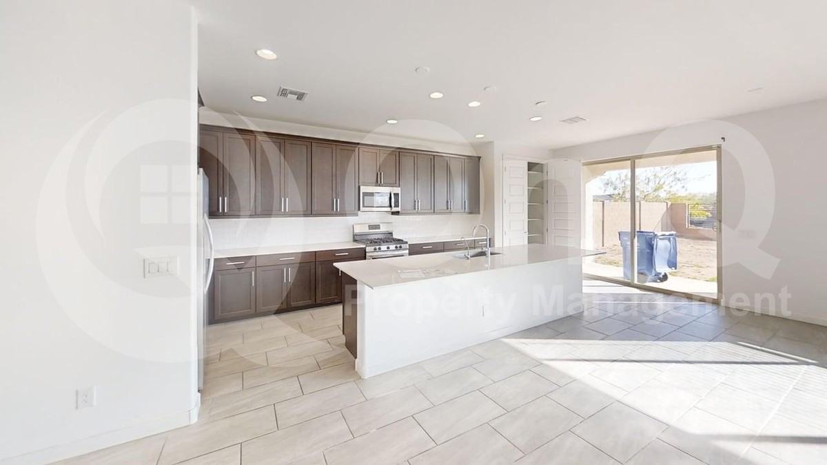 9213 W Roma Ave - Photo 3 of 26