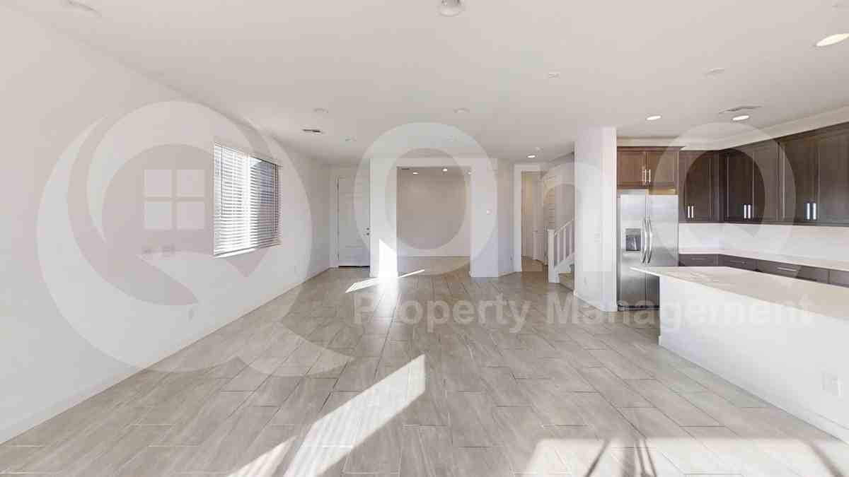 9213 W Roma Ave - Photo 5 of 26