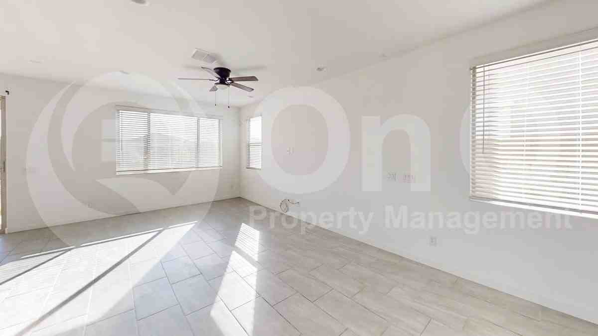 9213 W Roma Ave - Photo 6 of 26