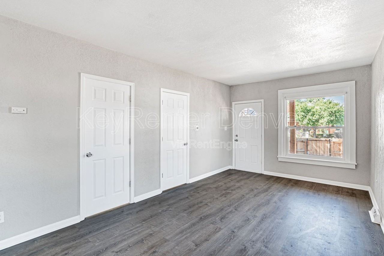 4768 Vine Street - Photo 4 of 33