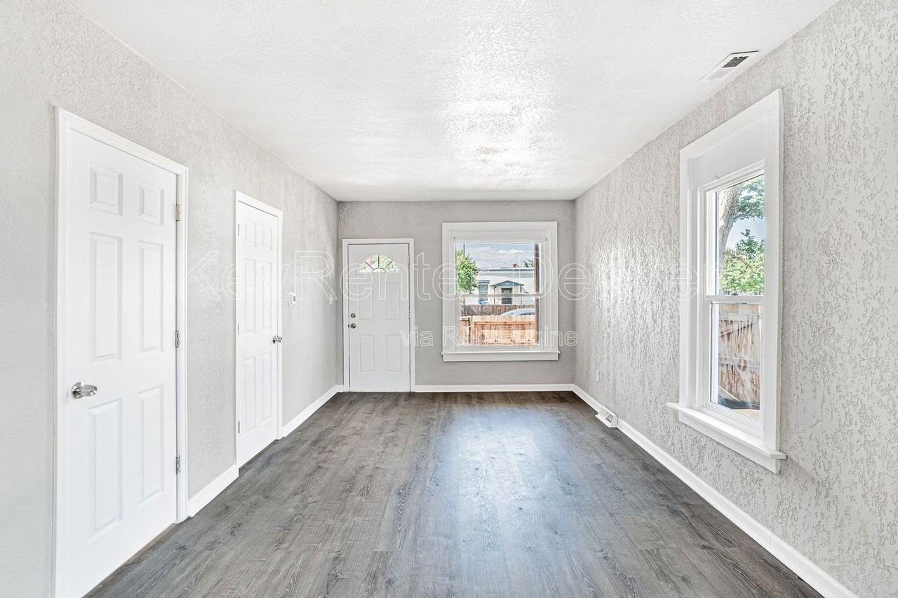 4768 Vine Street - Photo 5 of 33