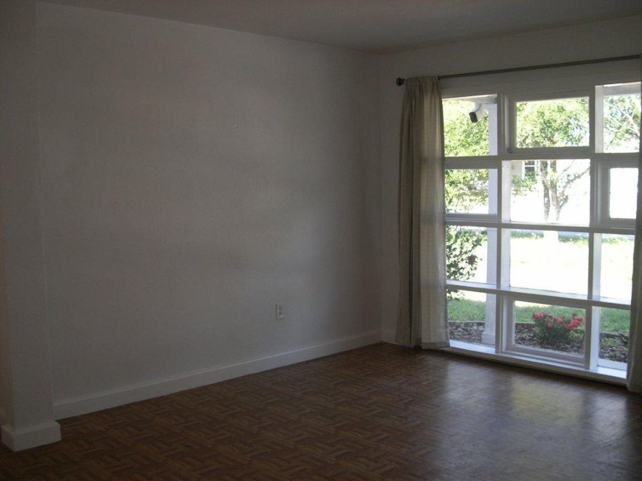 220 Golden Days Dr - Photo 4 of 13