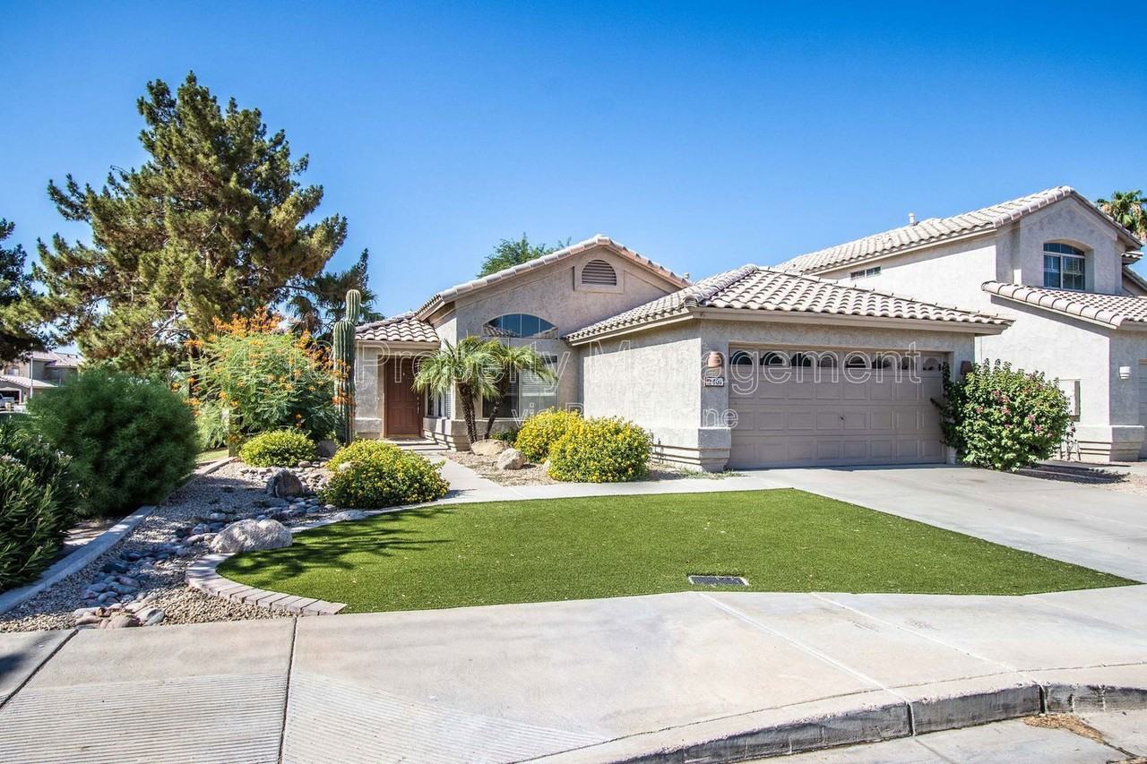 407 West Colt Road - Photo 3 of 32