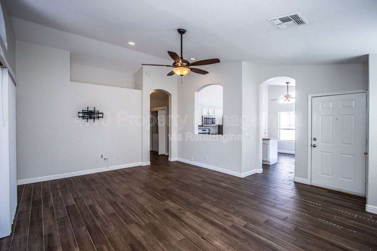 407 West Colt Road - Photo 4 of 32