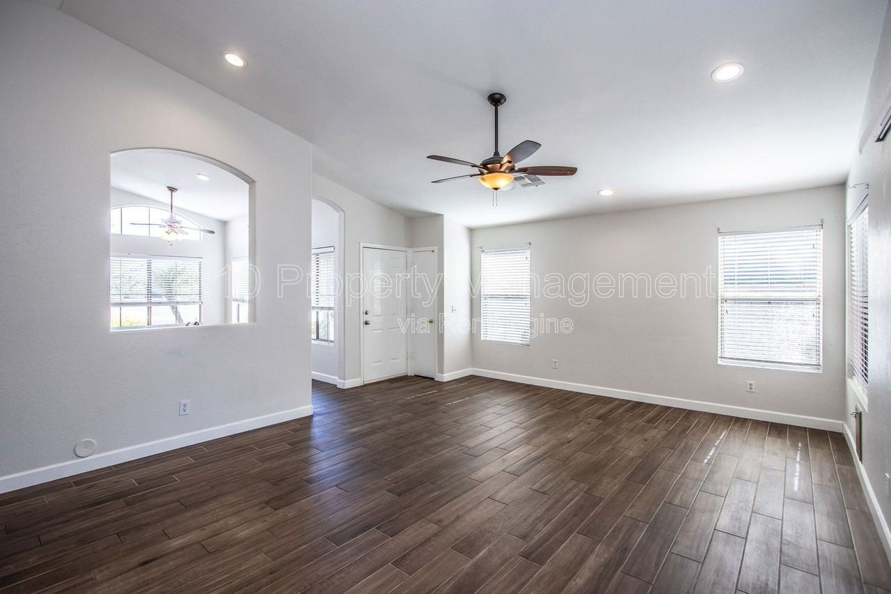 407 West Colt Road - Photo 7 of 32