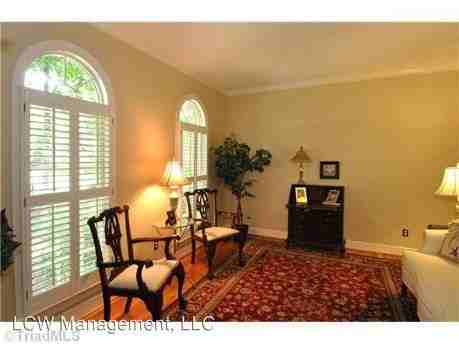 1045 Fallbrook Ln - Photo 3 of 16