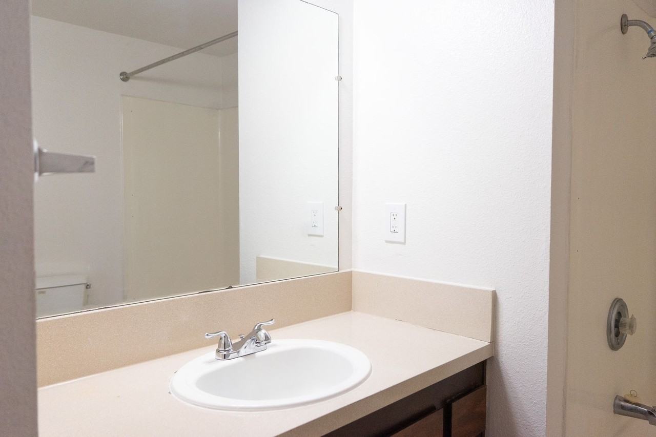 Oakview Terrace Apartments - Photo 6 of 11