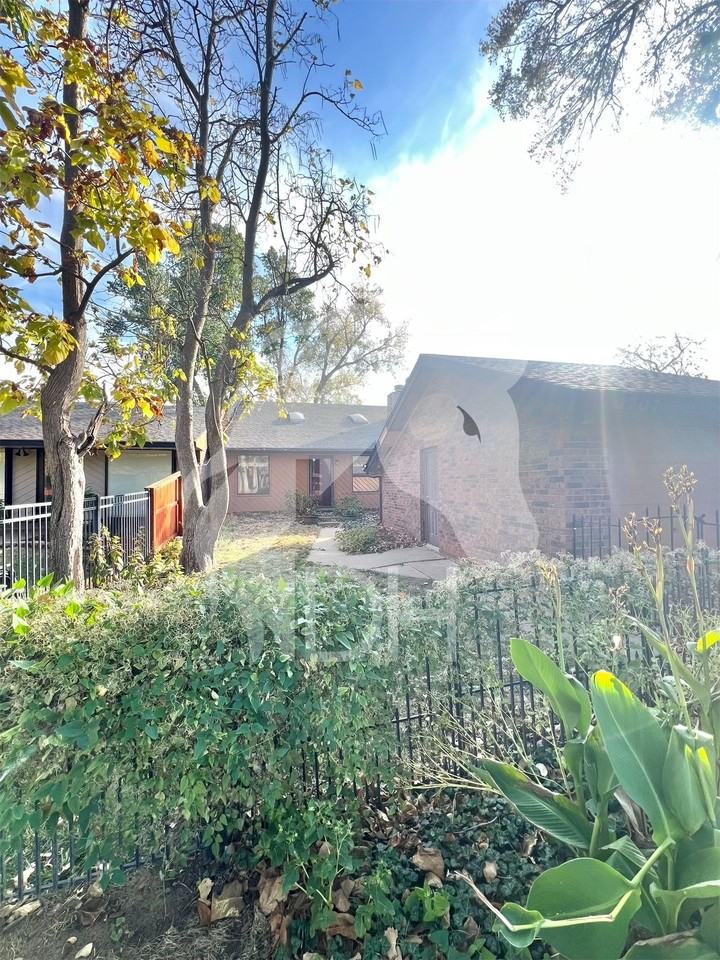 1707 Surrey Lane - Photo 2 of 20