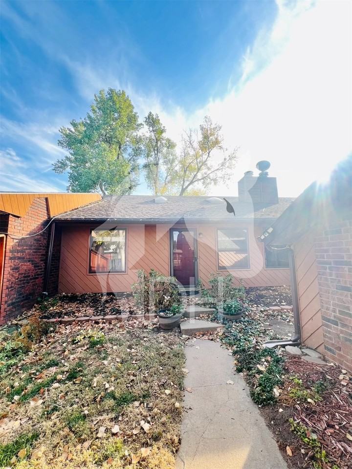 1707 Surrey Lane - Photo 3 of 20