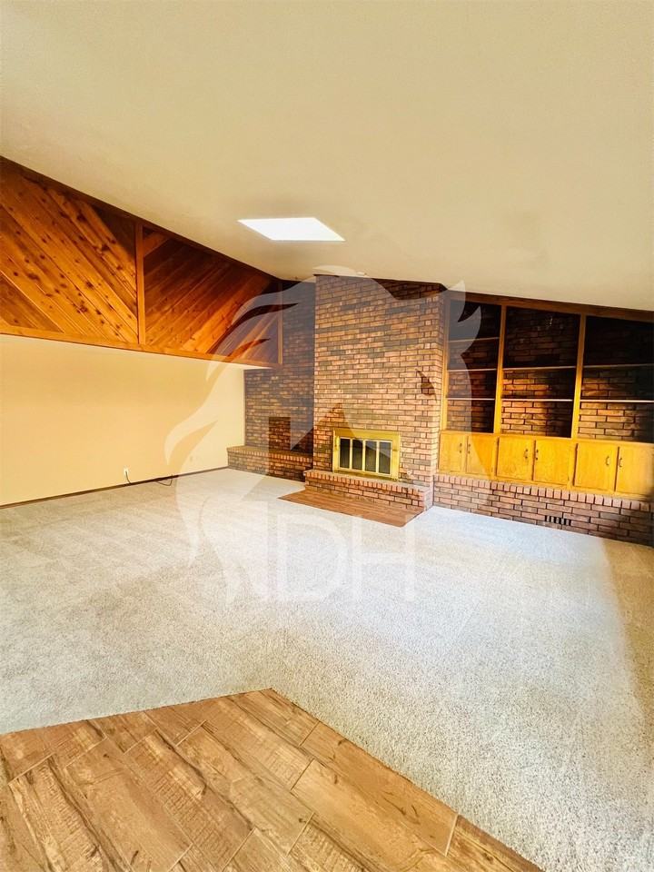 1707 Surrey Lane - Photo 4 of 20