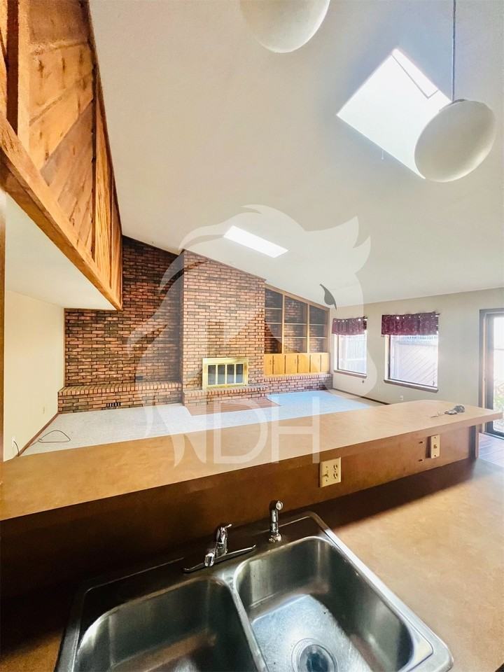 1707 Surrey Lane - Photo 5 of 20