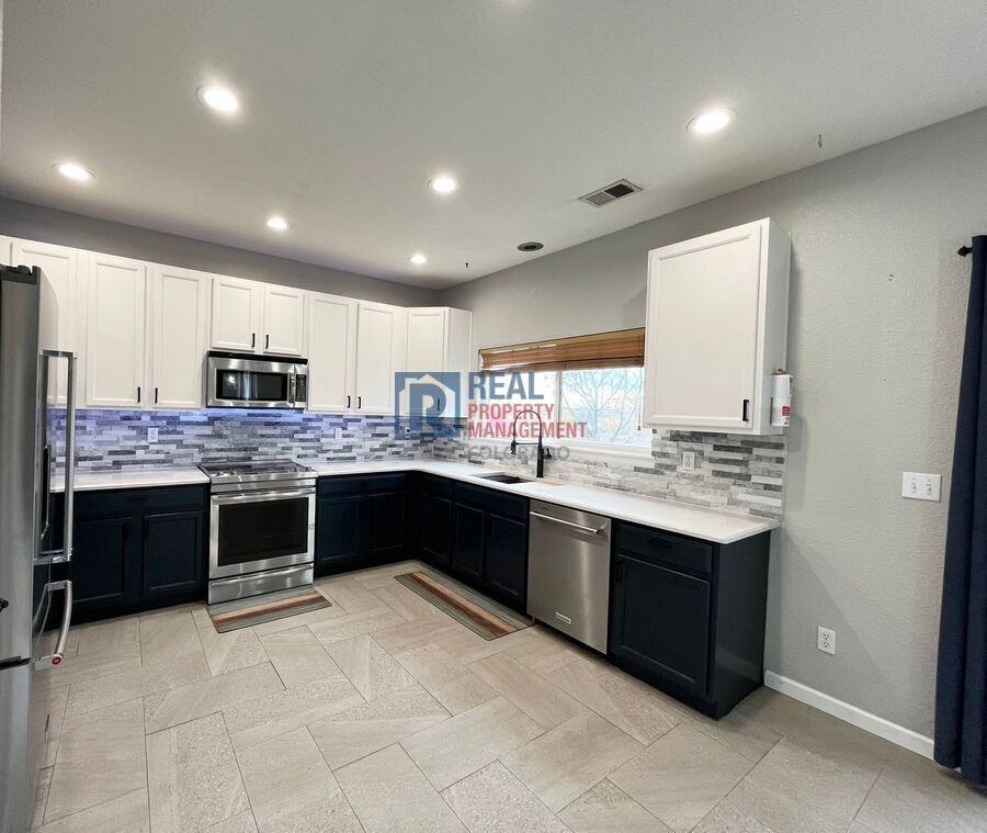 11671 Elkhart St - Photo 4 of 17