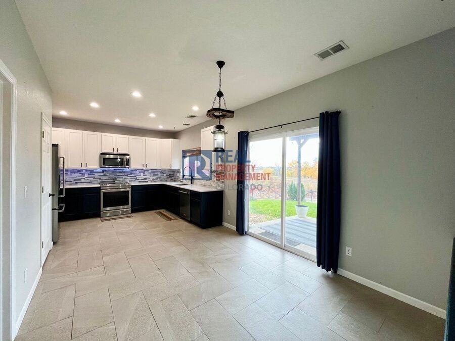 11671 Elkhart St - Photo 3 of 17