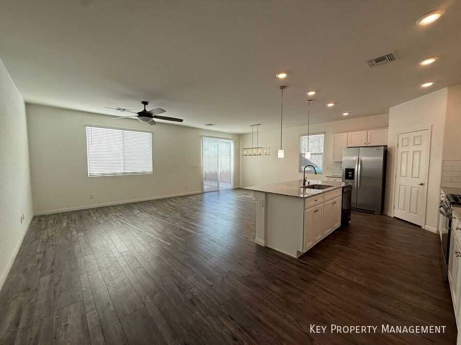 8011 Cavazzo Ave - Photo 3 of 35