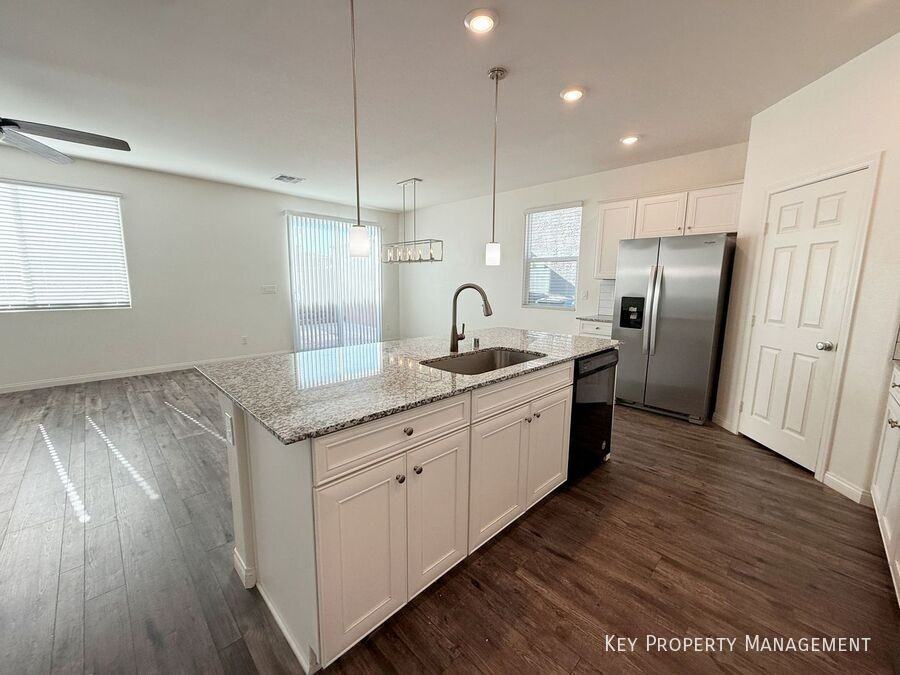 8011 Cavazzo Ave - Photo 7 of 35