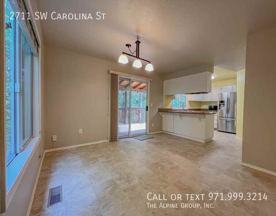 2711 Sw Carolina St - Photo 5 of 24