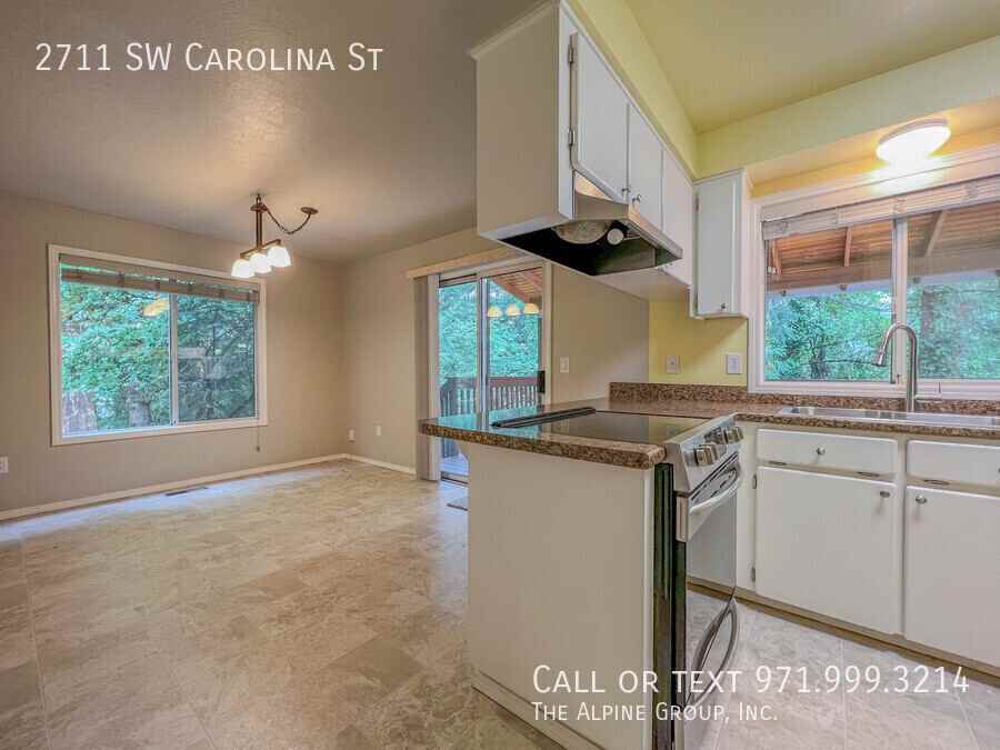2711 Sw Carolina St - Photo 7 of 24