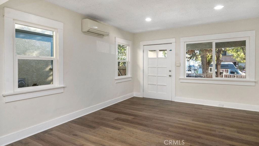 911 West 40th Place #911 - Photo 4 of 14