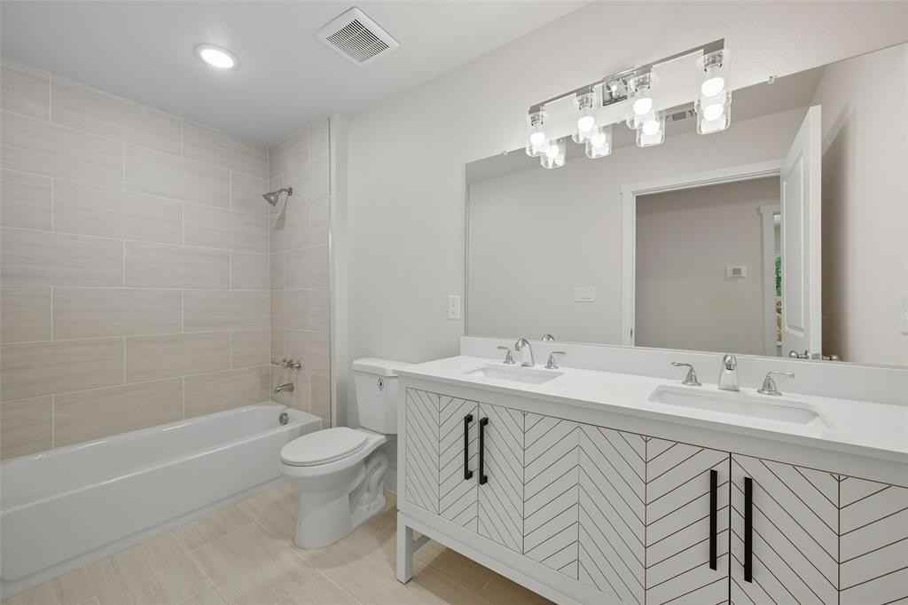 825 W Walker St #825 - Photo 4 of 21