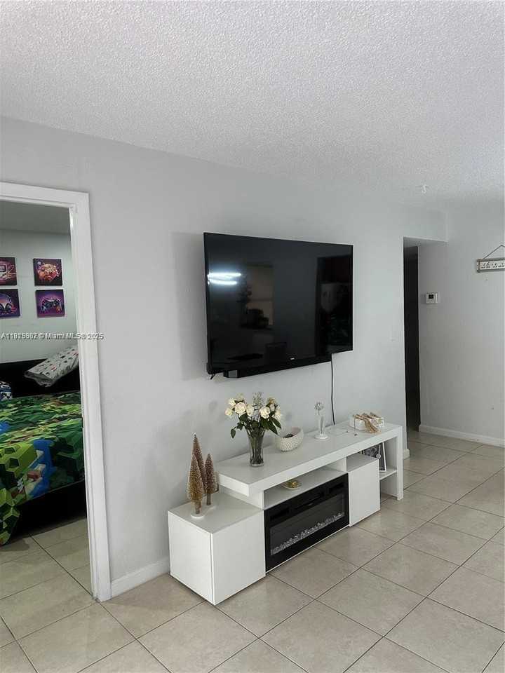 33176 Hollywood Boulevard #10511-287 - Photo 6 of 7