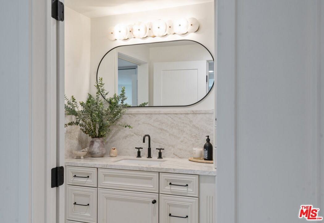 6720 Hillpark Dr #6720-302 - Photo 4 of 28