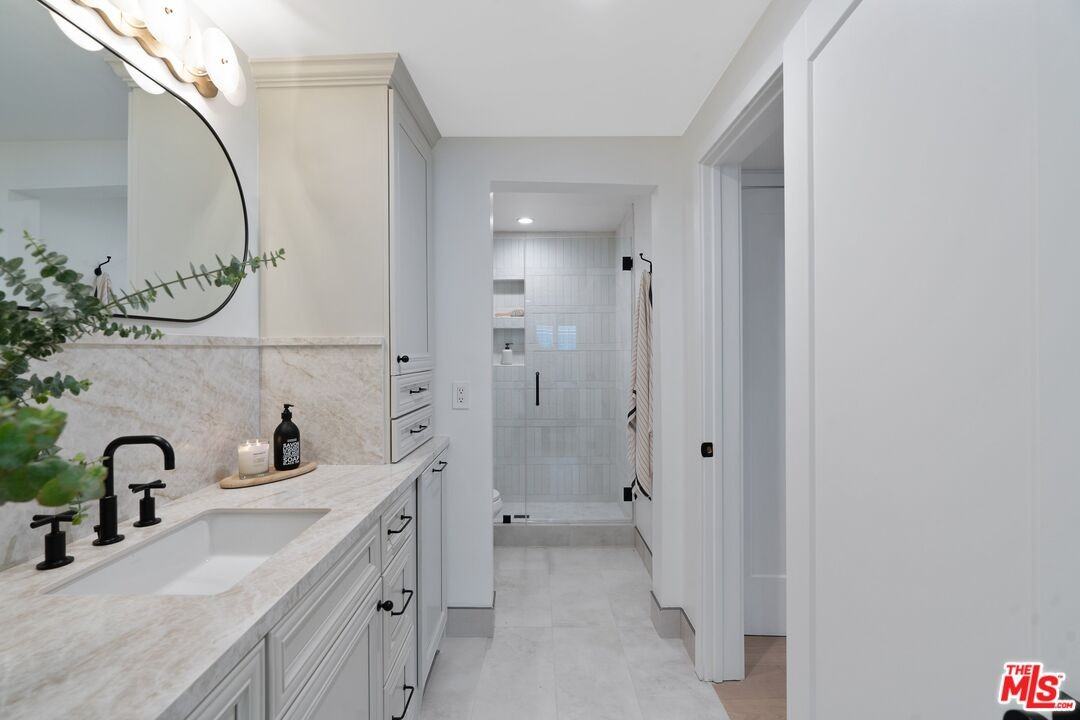 6720 Hillpark Dr #6720-302 - Photo 5 of 28