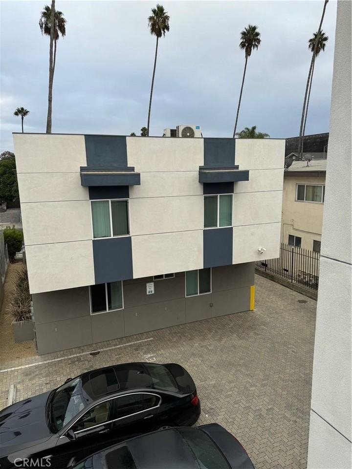 621 1/2 S Normandie Ave #621 - Photo 3 of 32