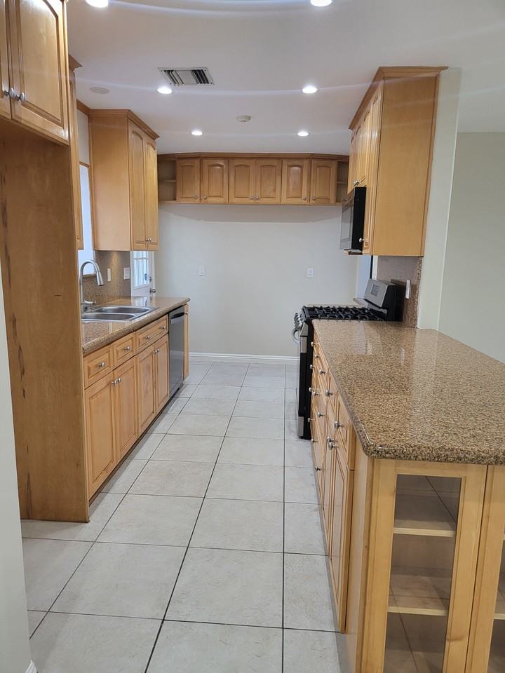 17544 Blythe Street - Photo 3 of 22