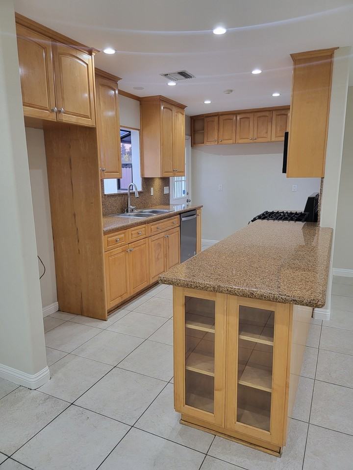 17544 Blythe Street - Photo 4 of 22