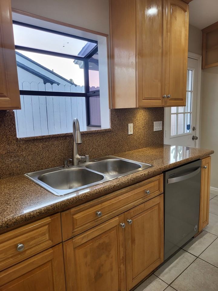 17544 Blythe Street - Photo 5 of 22