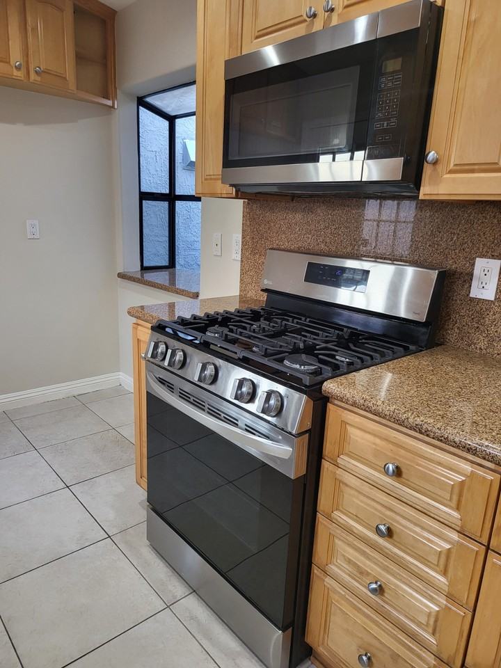 17544 Blythe Street - Photo 6 of 22