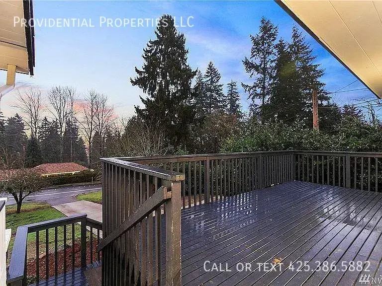 17023 Se Newport Way - Photo 4 of 26