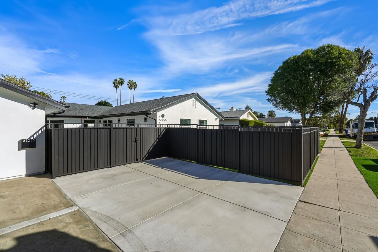 22255 Wyandotte St - Photo 5 of 36