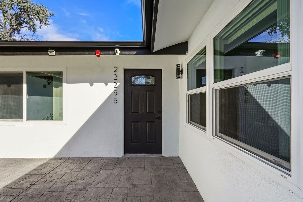 22255 Wyandotte St - Photo 6 of 36