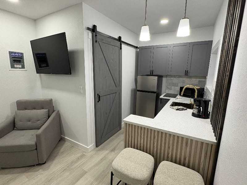 804 Royal Palm Drive - Photo 4 of 10