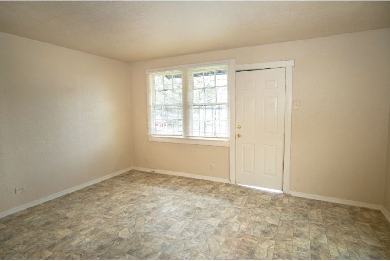 512 Bee Street - Photo 3 of 15