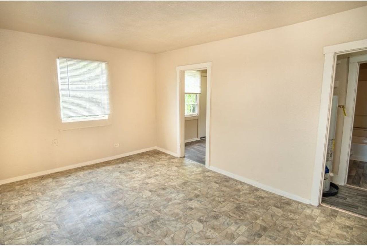 512 Bee Street - Photo 5 of 15