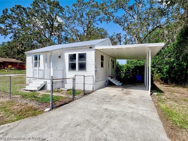 1911 Roseland Avenue - Photo 4 of 17