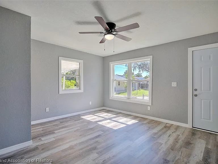 1911 Roseland Avenue - Photo 5 of 17