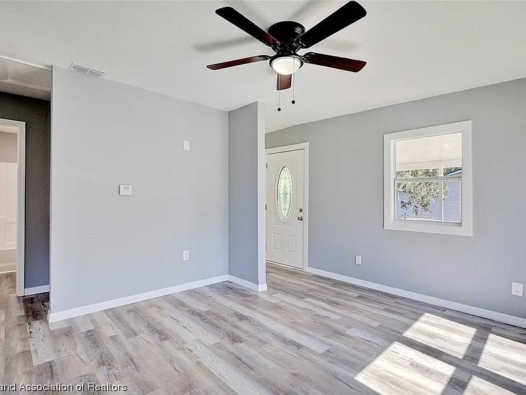 1911 Roseland Avenue - Photo 6 of 17