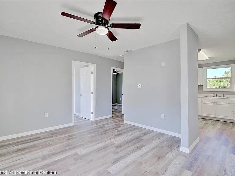 1911 Roseland Avenue - Photo 7 of 17