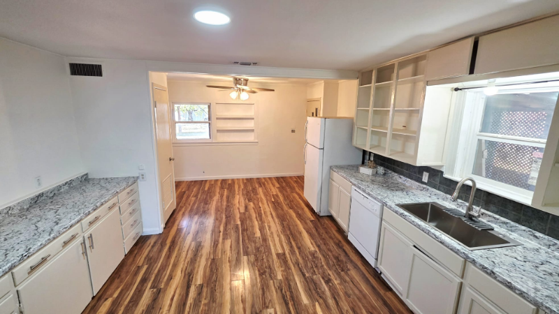 108 W 27th St - Photo 4 of 10