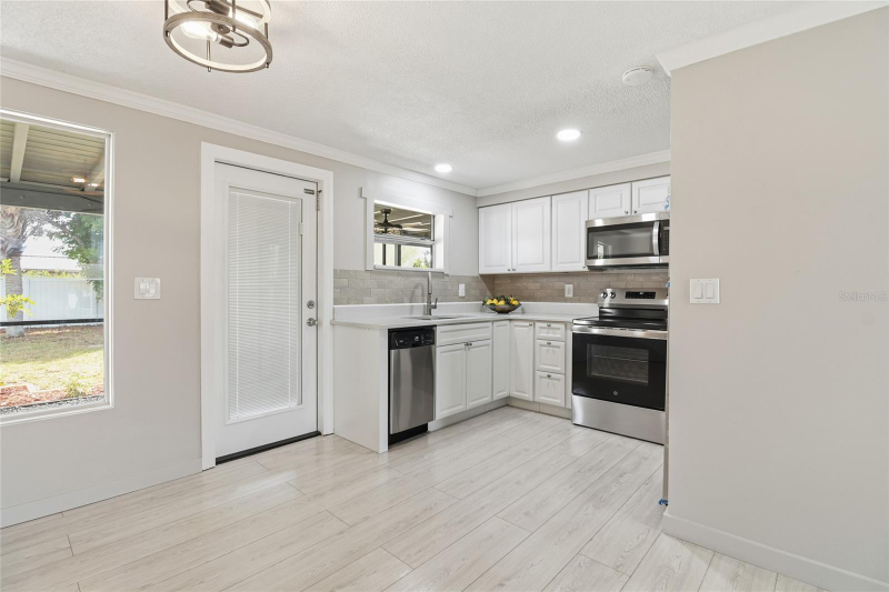 3120 Mercer Road - Photo 3 of 18