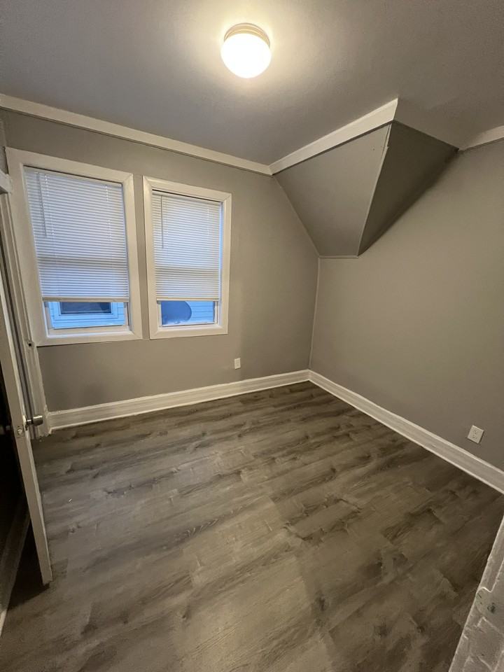 7111 S Greenwood Ave #2 - Photo 6 of 12